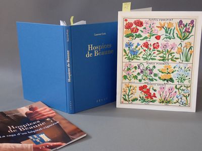 deux livres posés l'un à côté de l'autre sur une table