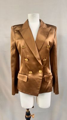 une veste marron sur un mannequin, un mannequin, un mannequin, un mannequin, un mannequin, un mannequin, un mannequin, un mannequin, un mannequin