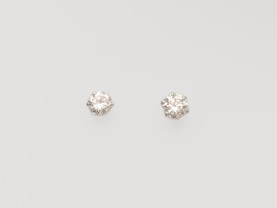 une paire de boucles d'oreilles en diamant sur fond blanc