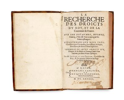 un vieux livre avec un titre en noir et blanc