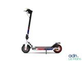 l'image d'un scooter posé sur une surface blanche