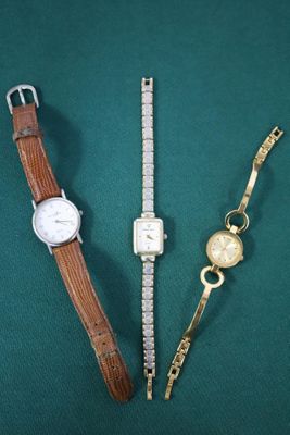 trois types de montres différents posés sur un fond vert
