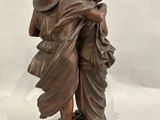 statue représentant un homme et une femme enlacés, posée sur un socle en marbre