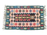 un tapis coloré à franges sur fond blanc