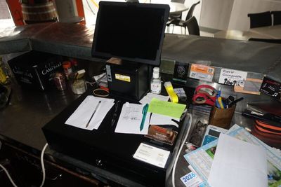 un bureau sur lequel se trouvent un ordinateur portable et de nombreux papiers