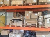 de nombreux cartons sur les étagères de l'entrepôt