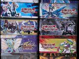 beaucoup de cartes à collectionner Yu-Gi-Oh ! sur la table