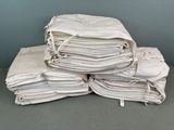 une pile de serviettes pliées posée sur une table