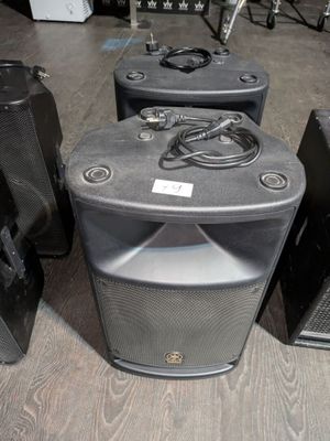 many speakers that are lined up on the floor