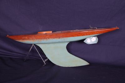 une maquette en bois d'un voilier sur un support