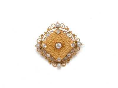 une image d'une broche en or et diamants sur fond blanc