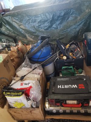 un tas d'objets posés par terre