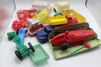un grand nombre de jouets posés sur une table