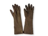 une image représentant une paire de gants en cuir marron sur fond blanc