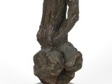 statue d'une femme assise sur un rocher, sur fond blanc