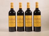 trois bouteilles de vin sont alignées sur une surface blanche