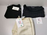trois paires de pantalons pour homme posées les unes à côté des autres sur une table