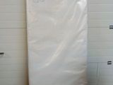 un matelas blanc dans une chambre aux murs blancs