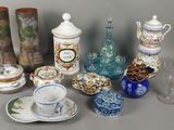 nombreux types de vases et de plats sur la table