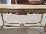 une table dont le plateau est en marbre