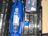 une boîte à outils avec des outils posés sur une table
