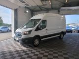 une camionnette blanche garée dans un garage au sol en damier