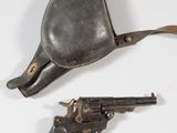 un pistolet posé à côté d'un sac à main sur une surface blanche