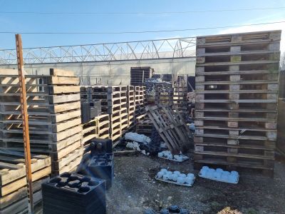 de nombreuses palettes empilées à même le sol