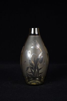 un vase en verre orné d'un motif floral