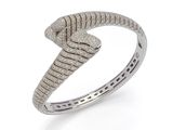 un gros plan d'une bague ornée d'une tête de serpent