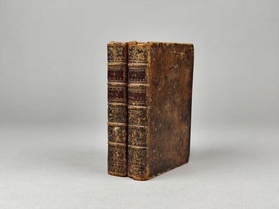un vieux livre posé sur une surface blanche