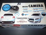 une boîte contenant un appareil photo et une voiture