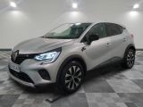 Le nouveau SUV Renault C-Cross est garé dans le garage.