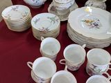 une table sur laquelle se trouvent plusieurs assiettes et tasses