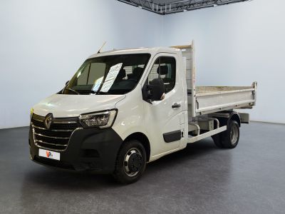 la photo d'un camion blanc garé dans une pièce