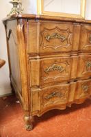 Commode dite arbalète en noyer mouluré sur bâti sapin, ouvra… (photo 6)
