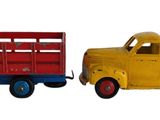 deux camions miniatures placés l'un à côté de l'autre sur une surface blanche