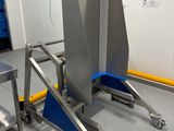 une image représentant une pièce avec une chaise et une table
