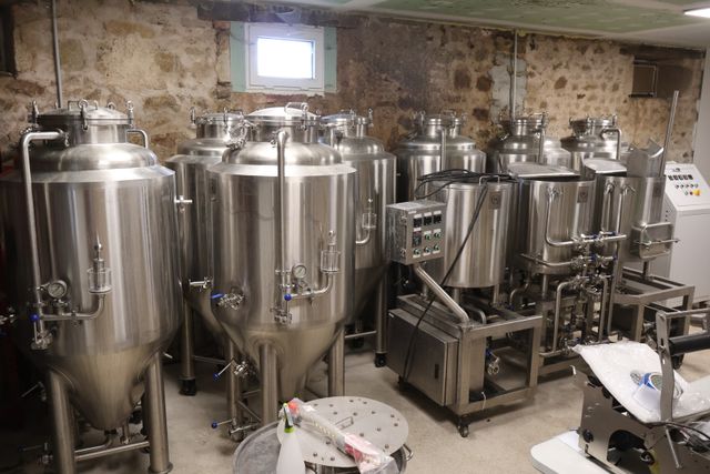 Unité complète et en un seul lot de fabrication de bière. Deux gr...