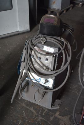 une image d'une machine à souder dans un garage