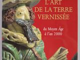 la couverture du livre *L'art de la terre vernissée*, sur laquelle figure la statue d'un homme coiffé d'un chapeau