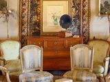 un salon avec beaucoup de chaises et une table