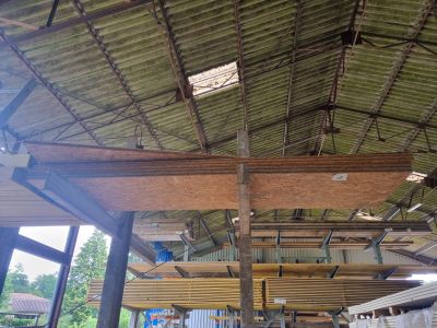 une image d'un bâtiment dont le toit est en bois