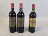 trois bouteilles de vin posées l'une à côté de l'autre sur une table