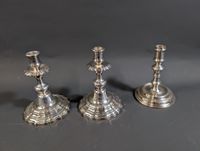 Paire de bougeoirs en métal argenté de style Louis XV. (photo 2)