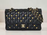 un sac Chanel noir orné de clous dorés et d'une chaîne
