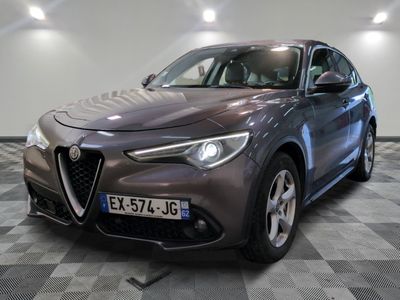 vue de face d'une Alfa Romeo grise sur un sol à damier