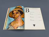 un livre sur lequel figure la photo d'une femme portant un chapeau