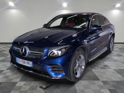 Le SUV Mercedes GLE est garé dans une grande pièce