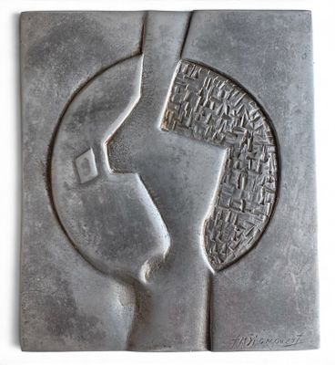 une image représentant une sculpture du visage d'une femme sur une surface grise